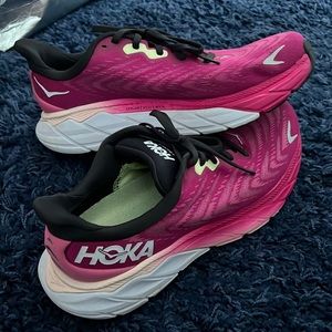 HOKA Arahi 6